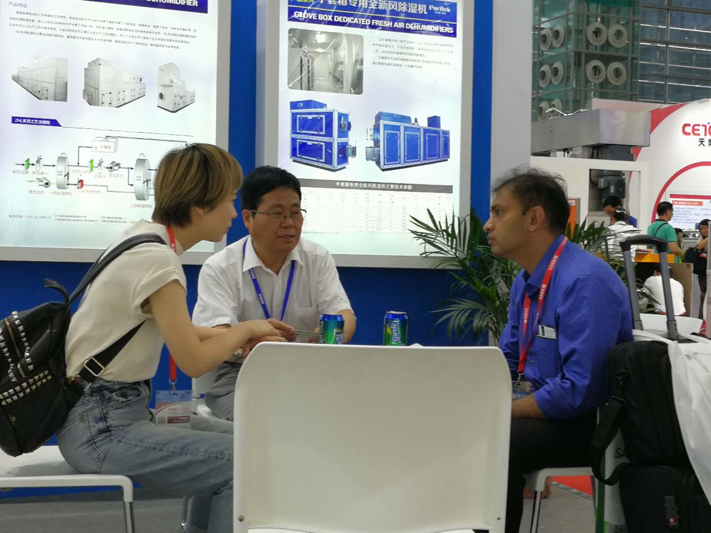 午夜视频网站泰总经理和外商密切交谈