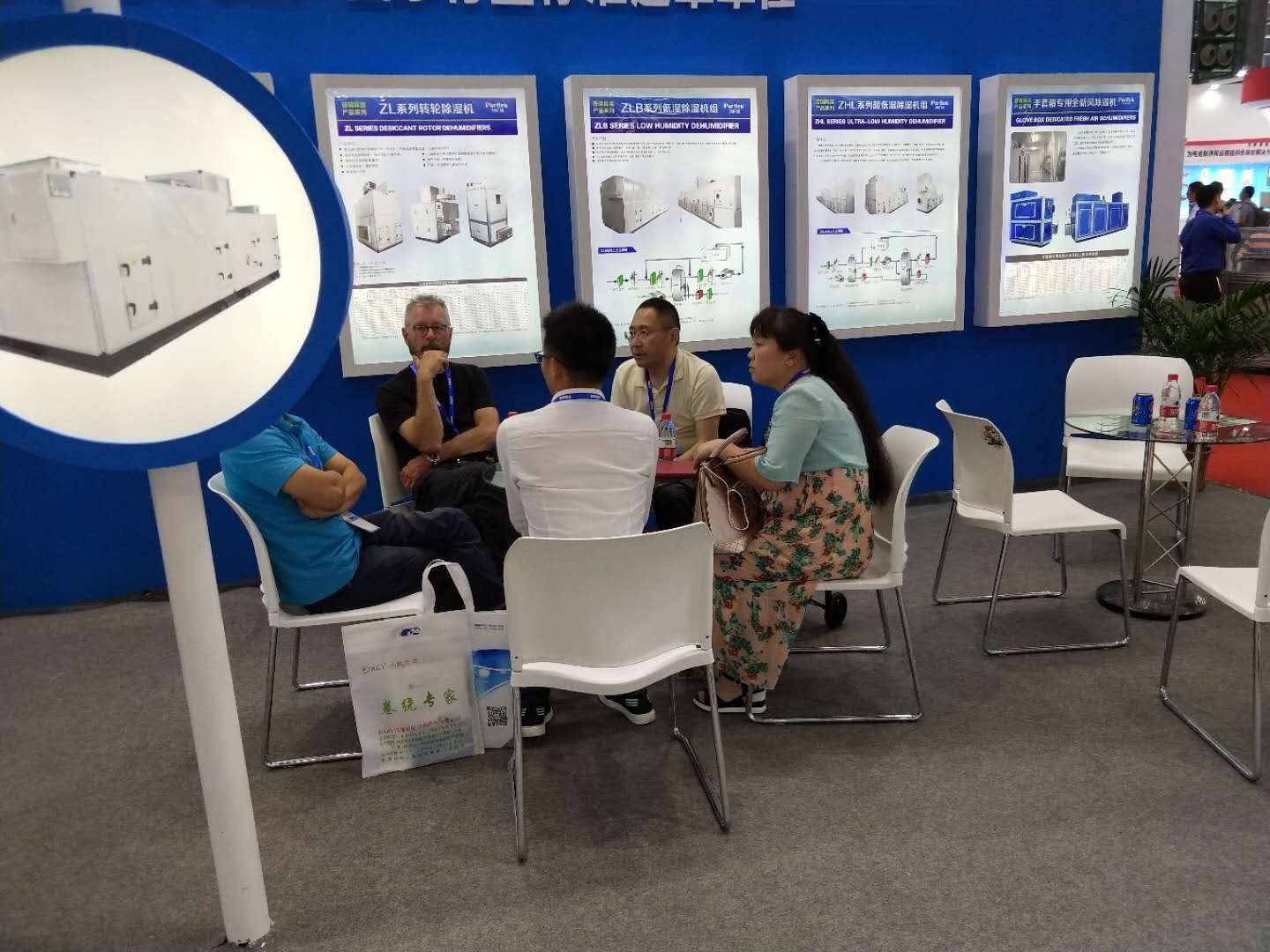 午夜视频网站泰员工与客户交谈 午夜视频网站泰员工与客户交谈