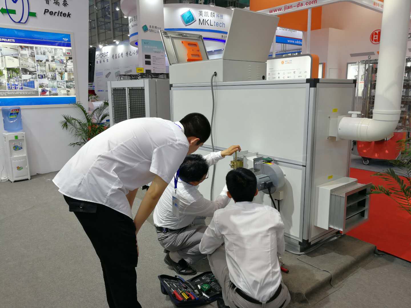 午夜视频网站泰总经理吴建平亲自检查参展设备 午夜视频网站泰总经理吴建平亲自检查参展设备